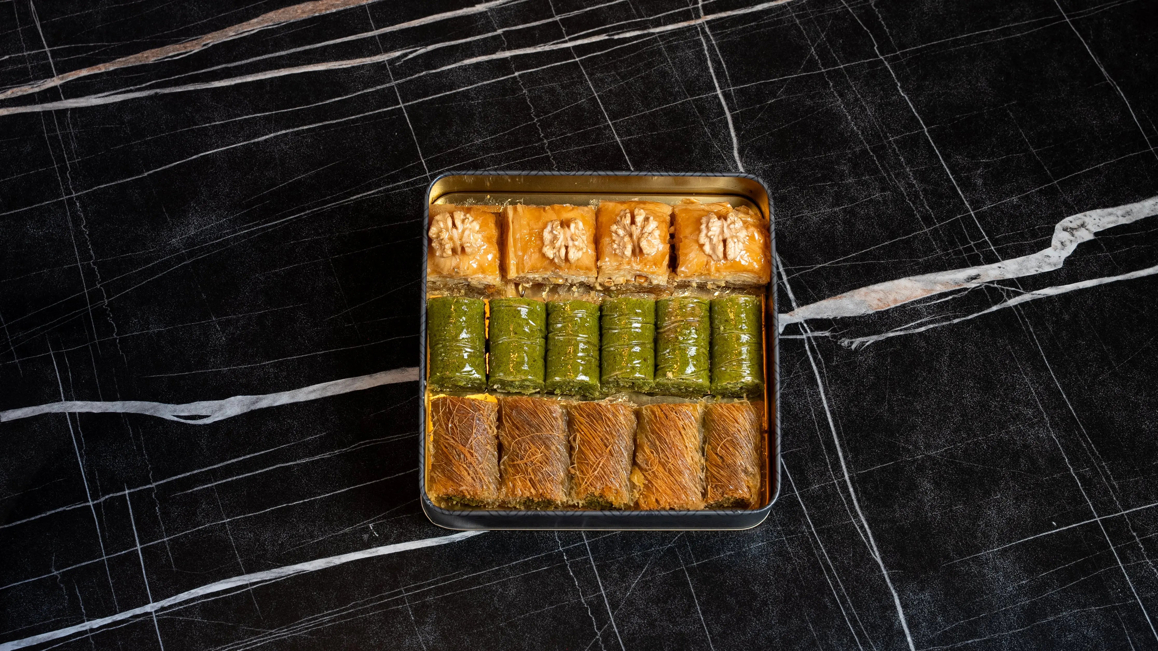 Bestseller Box | Walnuss Baklava, Baklava mit Pistazien, Pistazienrollen