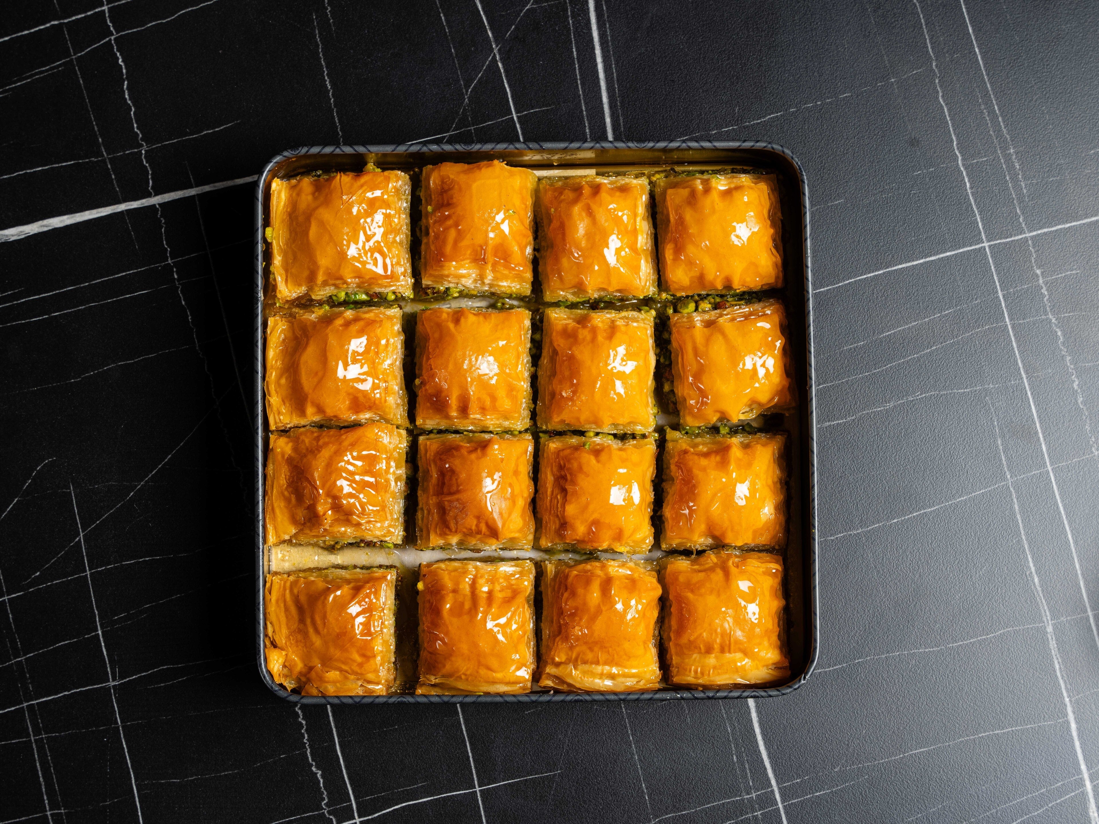 Geschenk Box Gold – Kuru Baklava mit Pistazien