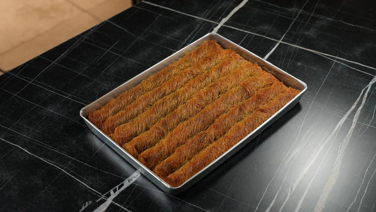 Ausgerolltes Engelshaar Baklava mit Pistazien von Back-Lava – Blech ca. 2300 g, knusprig gebacken