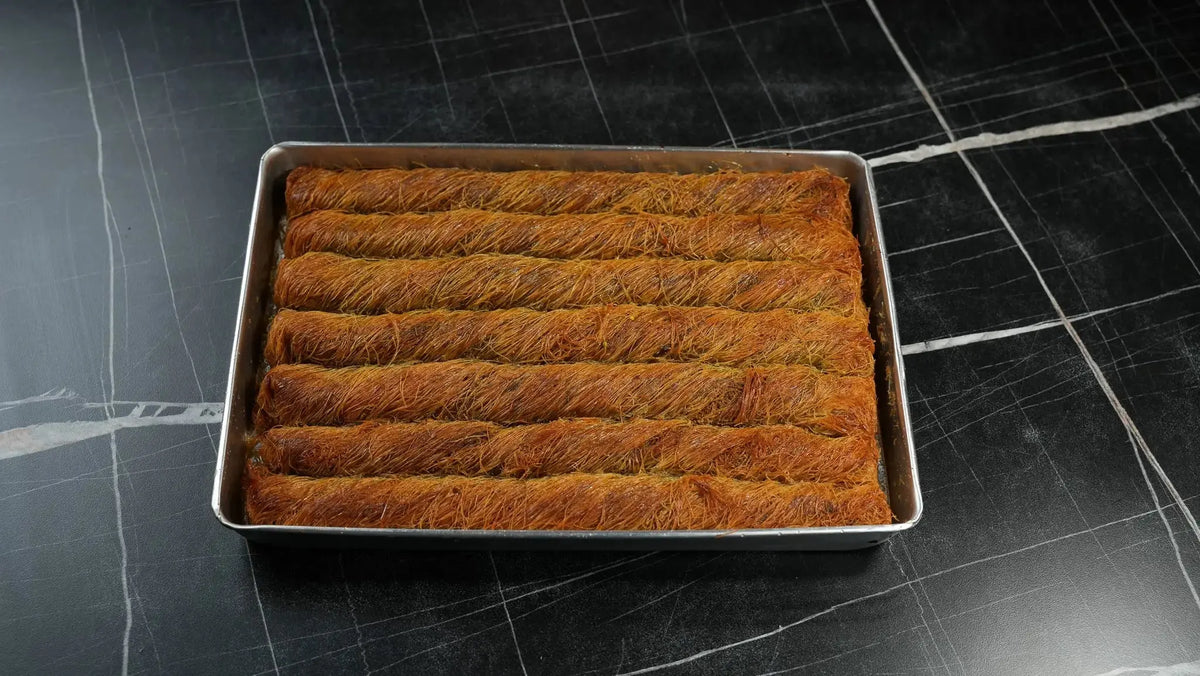 Ausgerolltes Engelshaar Baklava von Back-Lava – Detailaufnahme der Pistazienfüllung und Kadayif-Textur