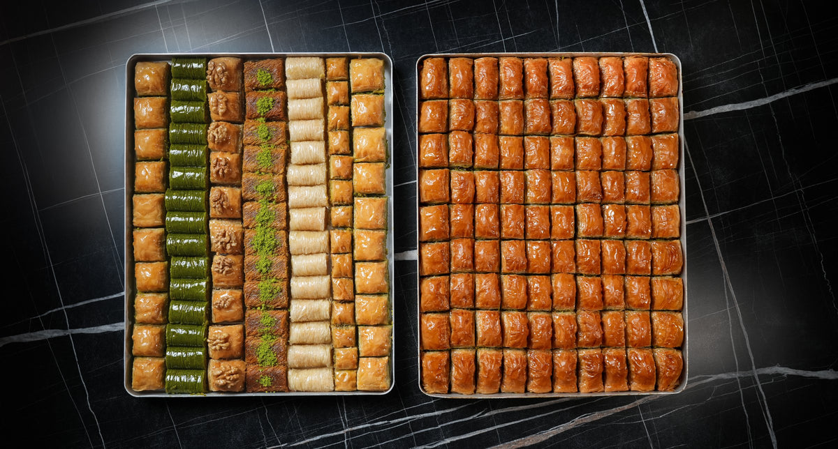 Zwei frische Bleche Baklava von Back-Lava vor dem Verpacken für den Versand
