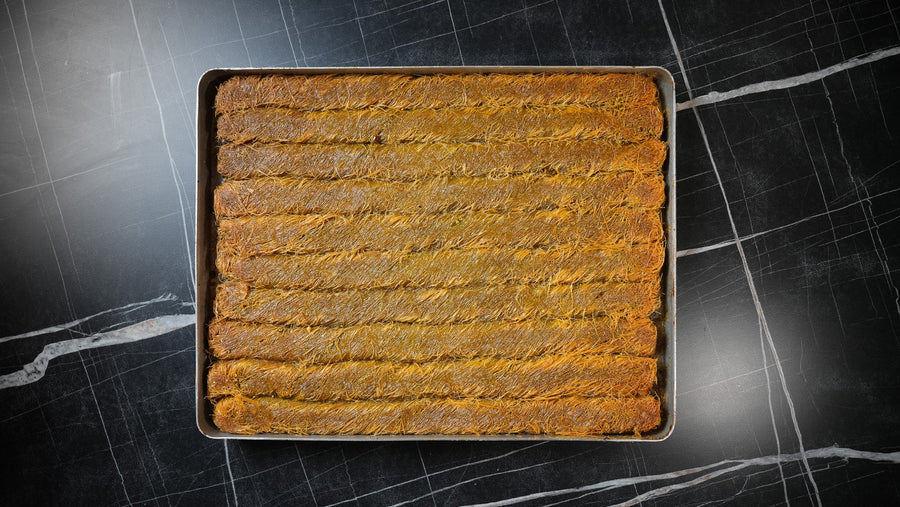 Ganzes Blech Kadayif (Engelshaar) mit Pistazien, Draufsicht