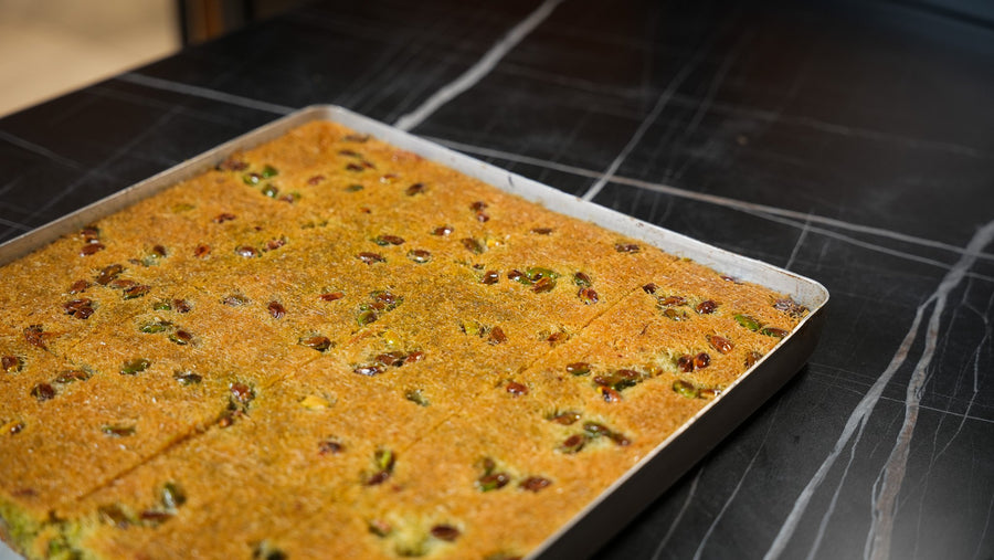 Blech Kadayif mit ganzen Pistazien, in Portionen geschnitten