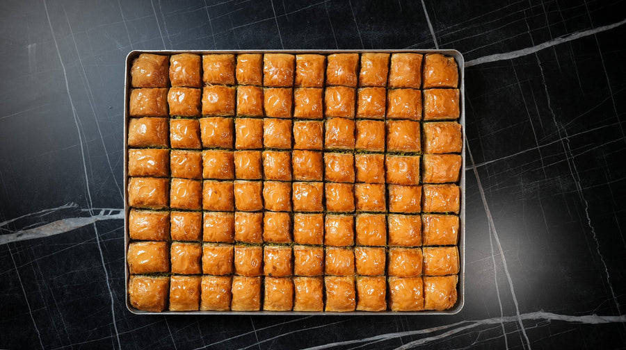 Ganzes Blech klassische Baklava, goldbraun gebacken, Draufsicht