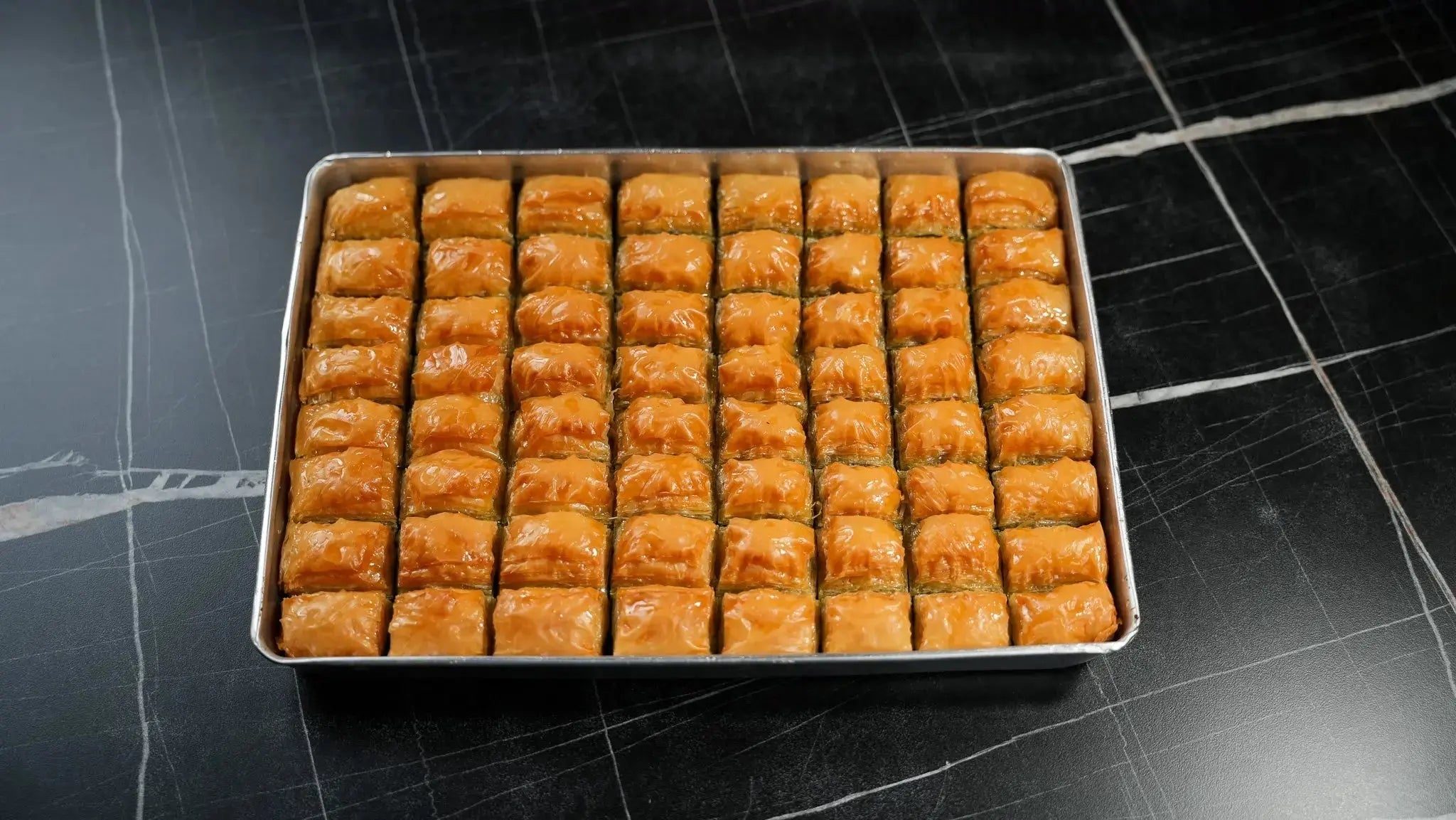 Klassische Pistazien Baklava von Back-Lava – Blech ca. 1800 g, goldbraun gebacken mit hochwertigen Pistazien
