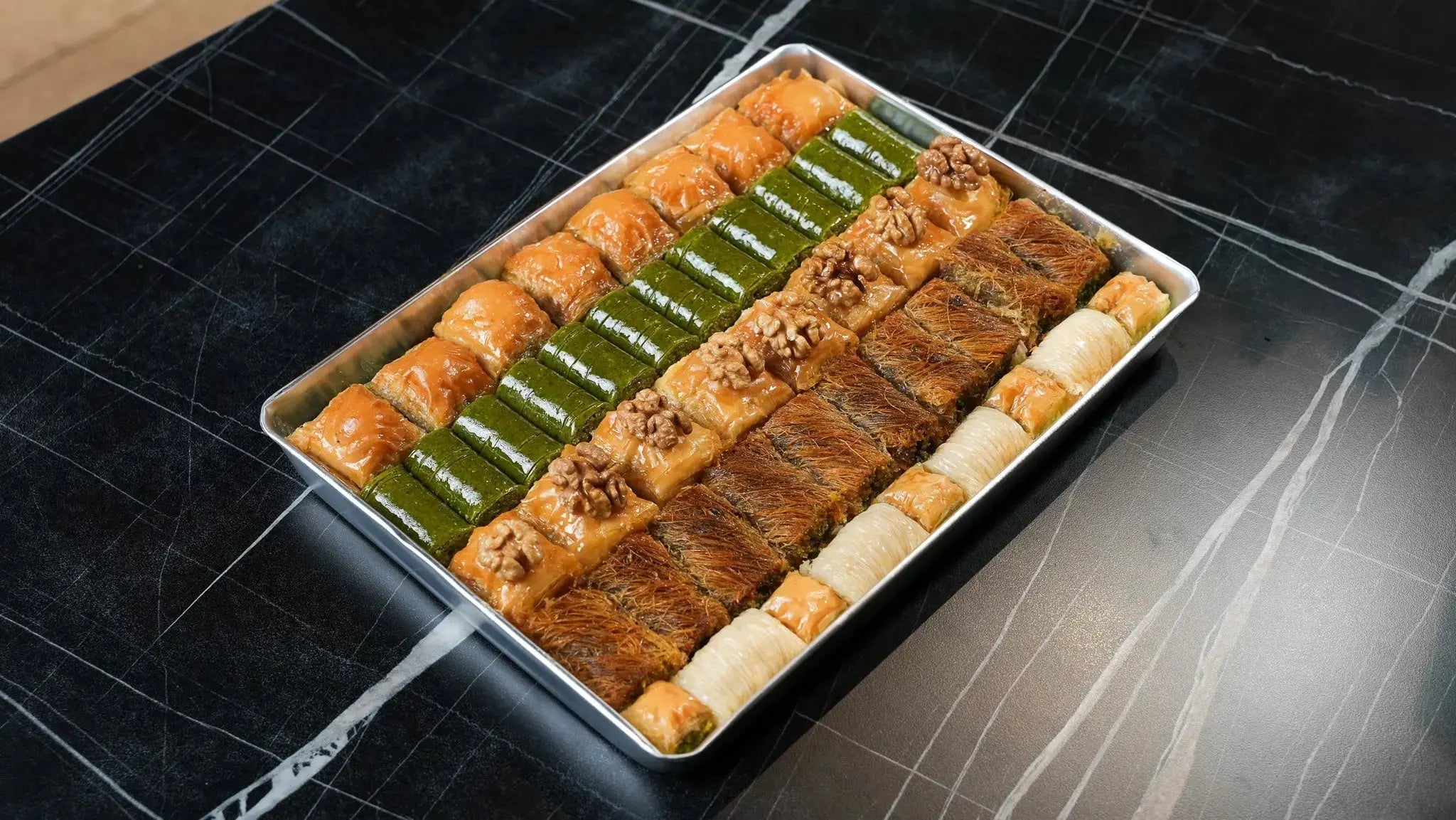 Kleines Geschenk Blech Premium Baklava von Back-Lava – Premium Mischung ca. 2100 g, stilvoll arrangiert
