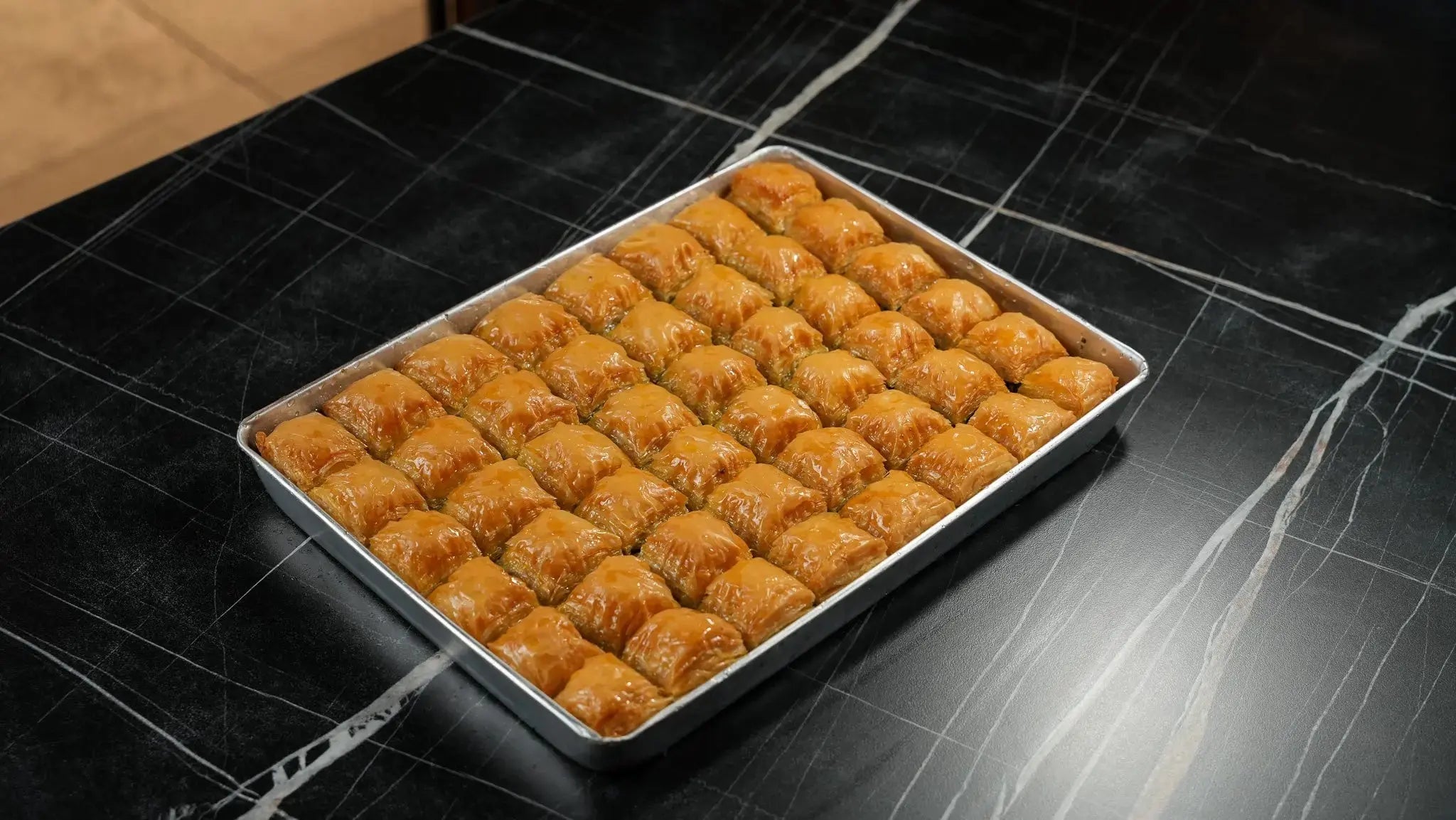 Kleines Kuru Baklava Blech von Back-Lava – ca. 2000 g, knusprige Pistazien-Spezialität mit reduziertem Sirup