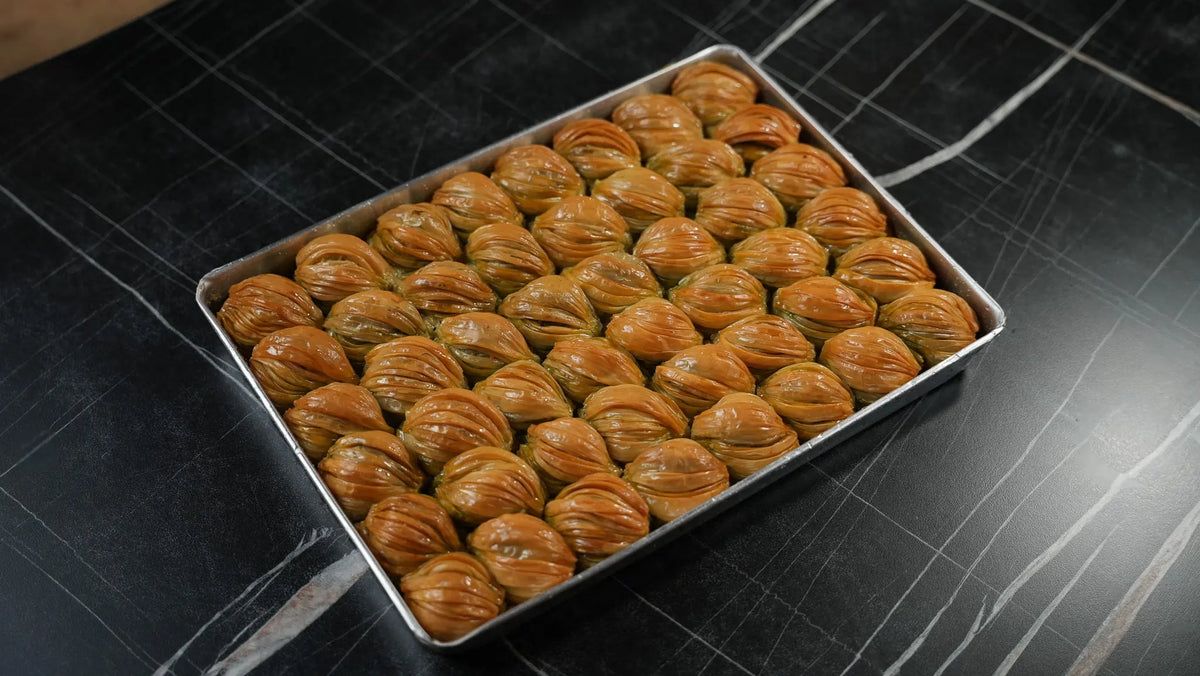 Muschel Baklava (Midye Baklava) von Back-Lava – Blech ca. 2300 g mit hochwertigen Pistazien, traditionelle Spezialität