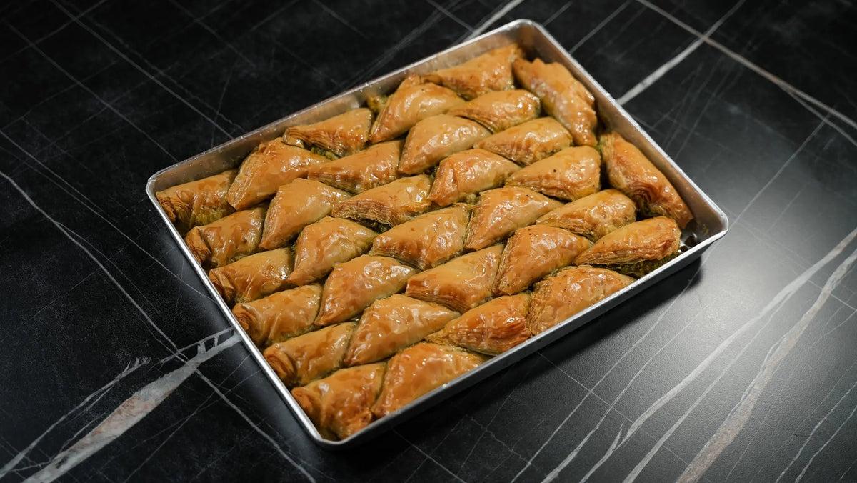 Şöbiyet Baklava von Back-Lava – Detailaufnahme der cremigen Füllung und Pistazien