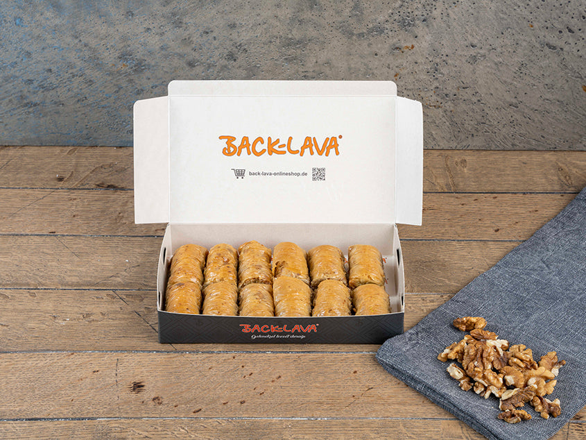 Ausgerollte Baklava mit Walnuss
