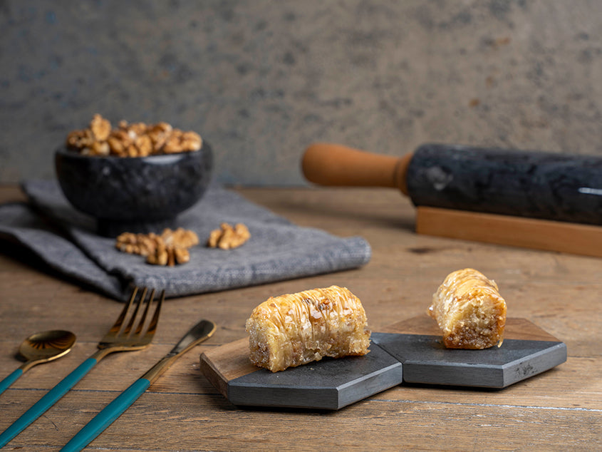Ausgerollte Baklava mit Walnuss