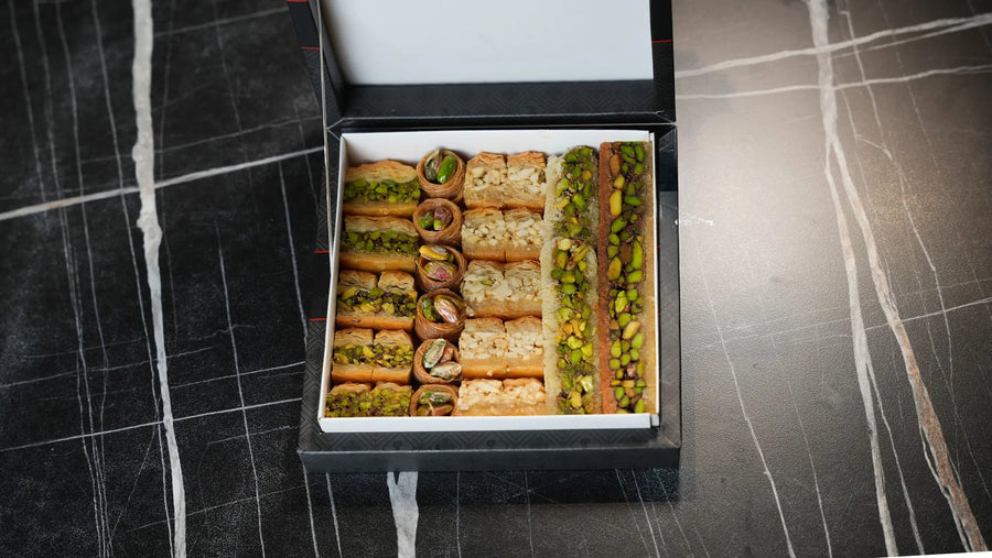 Geöffnete Back-Lava Geschenkbox mit gemischter Baklava