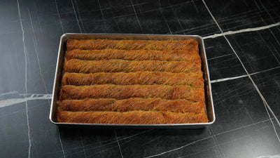 Ausgerolltes Engelshaar Baklava von Back-Lava – Detailaufnahme der Pistazienfüllung und Kadayif-Textur
