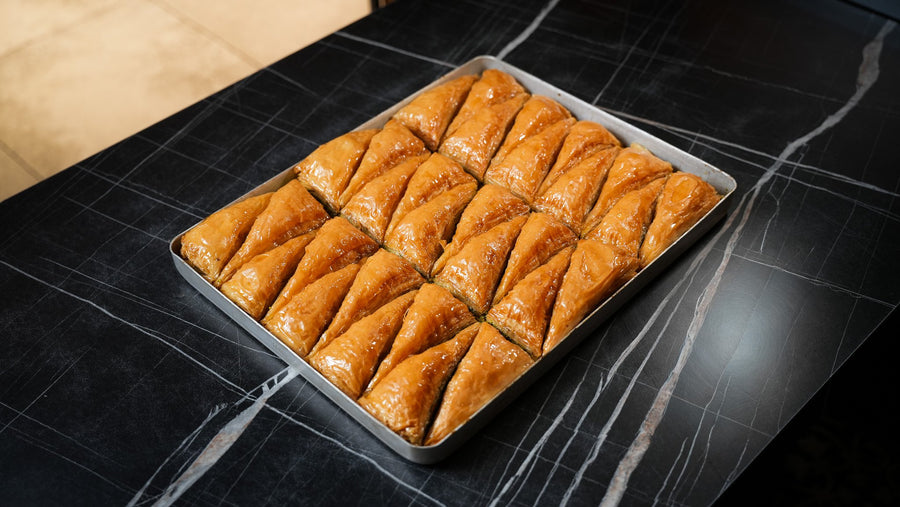 Blech mit dreieckig geschnittener Baklava für Catering und Events
