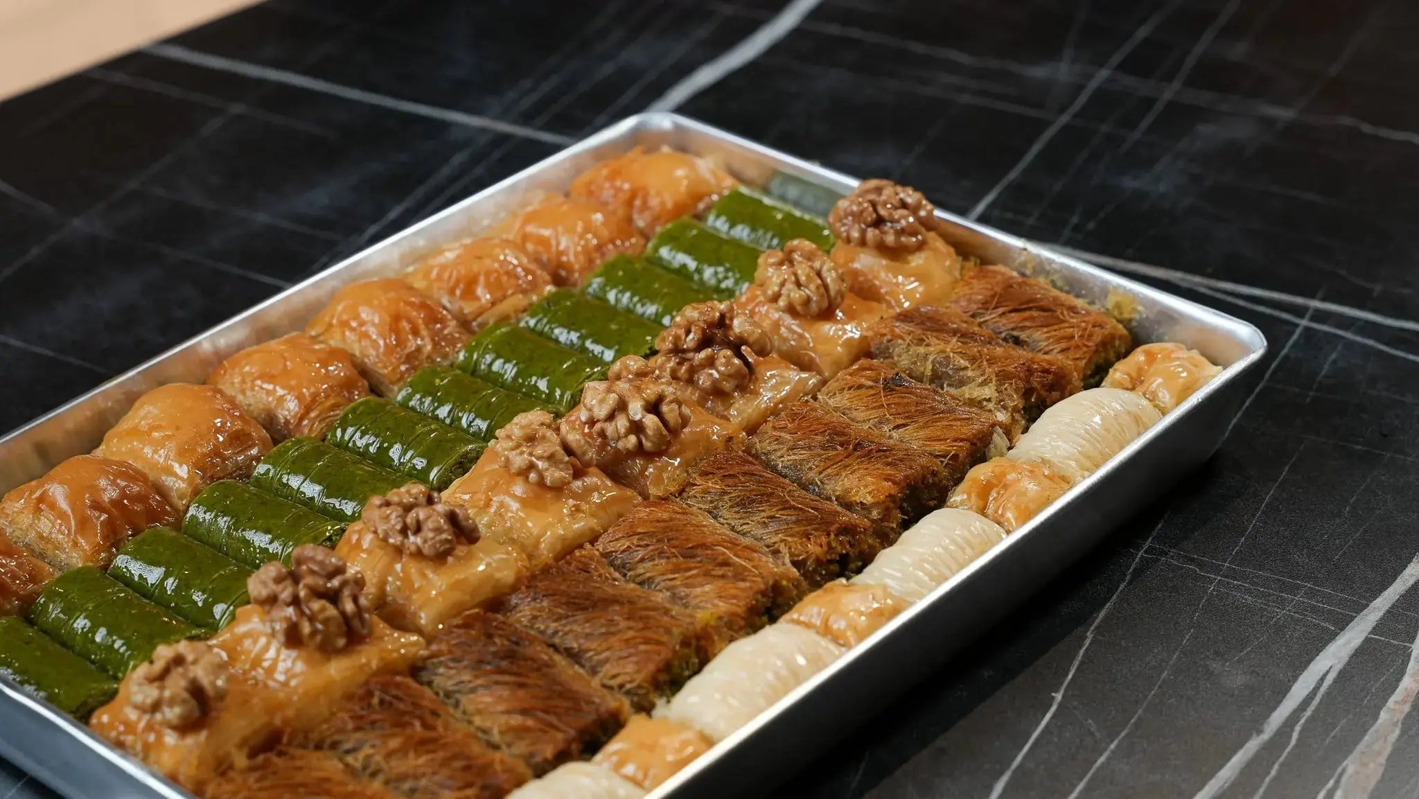 Premium Baklava Mischung von Back-Lava – Detailaufnahme der verschiedenen Baklava-Sorten