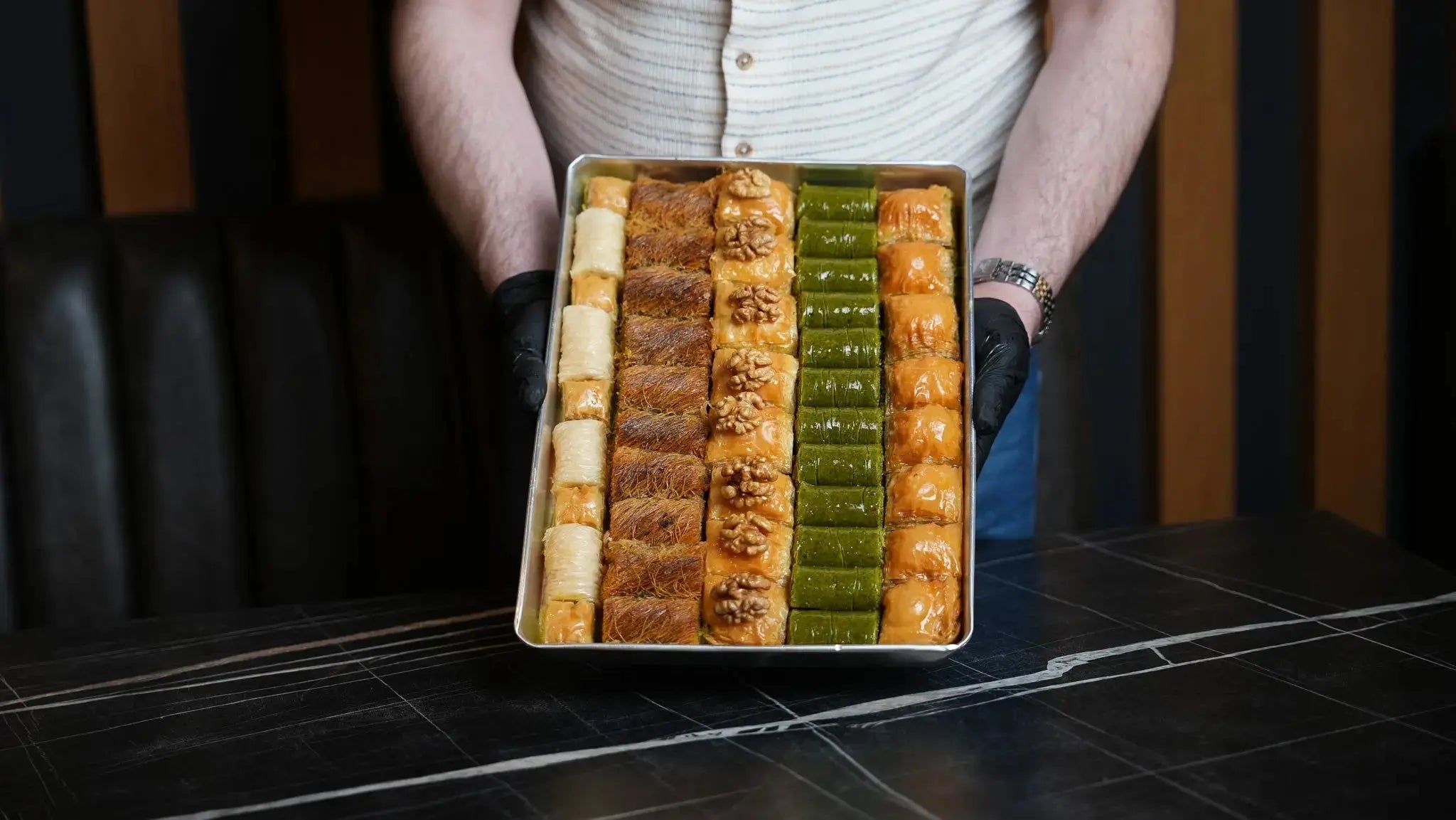 Geschenk Blech Premium Baklava von Back-Lava – elegante Präsentation für besondere Anlässe