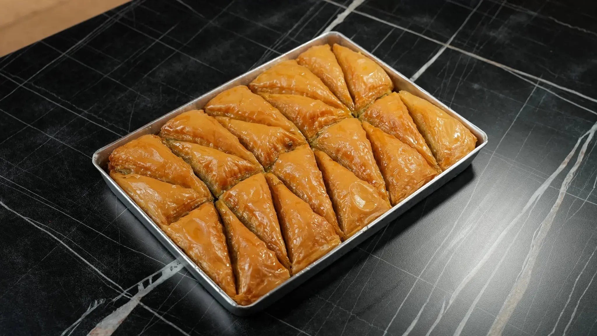 Karotten-Scheiben Baklava von Back-Lava – Detailaufnahme der Pistazienfüllung und großzügig geschnittenen Stücke