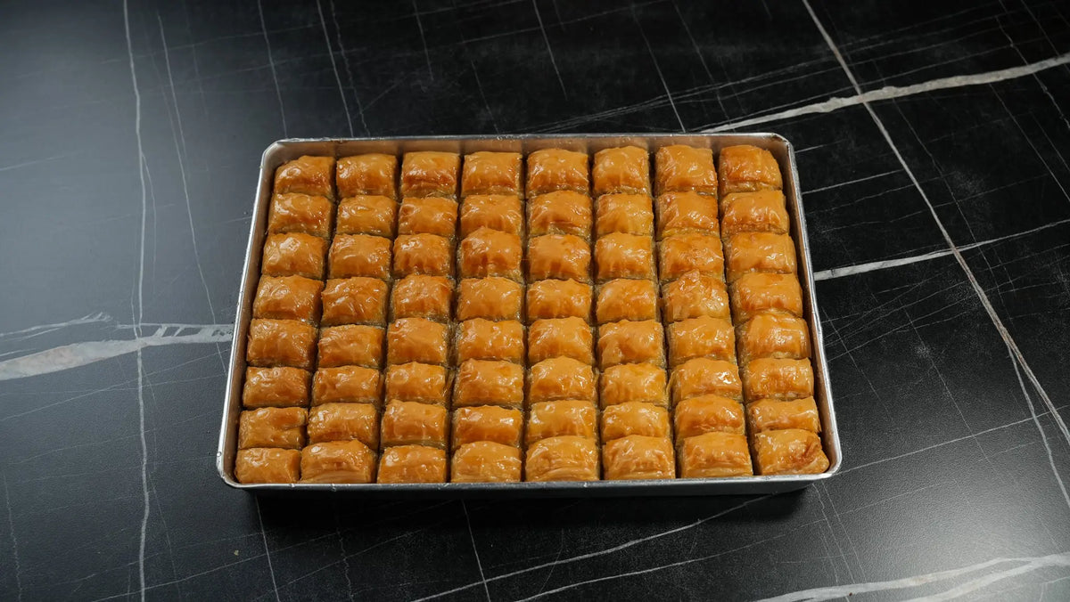 Klassische Walnuss Baklava von Back-Lava – Detailaufnahme der knusprigen Schichten und Walnussfüllung
