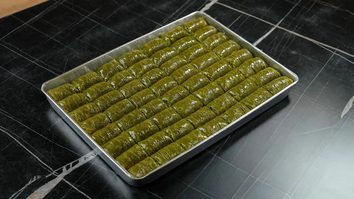 Kleines Geschenk Blech Pistazien Traum von Back-Lava – Grüne Sarma ca. 2150 g, elegant präsentiert