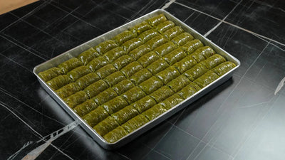 Kleines Geschenk Blech Pistazien Traum von Back-Lava – Grüne Sarma ca. 2150 g, elegant präsentiert