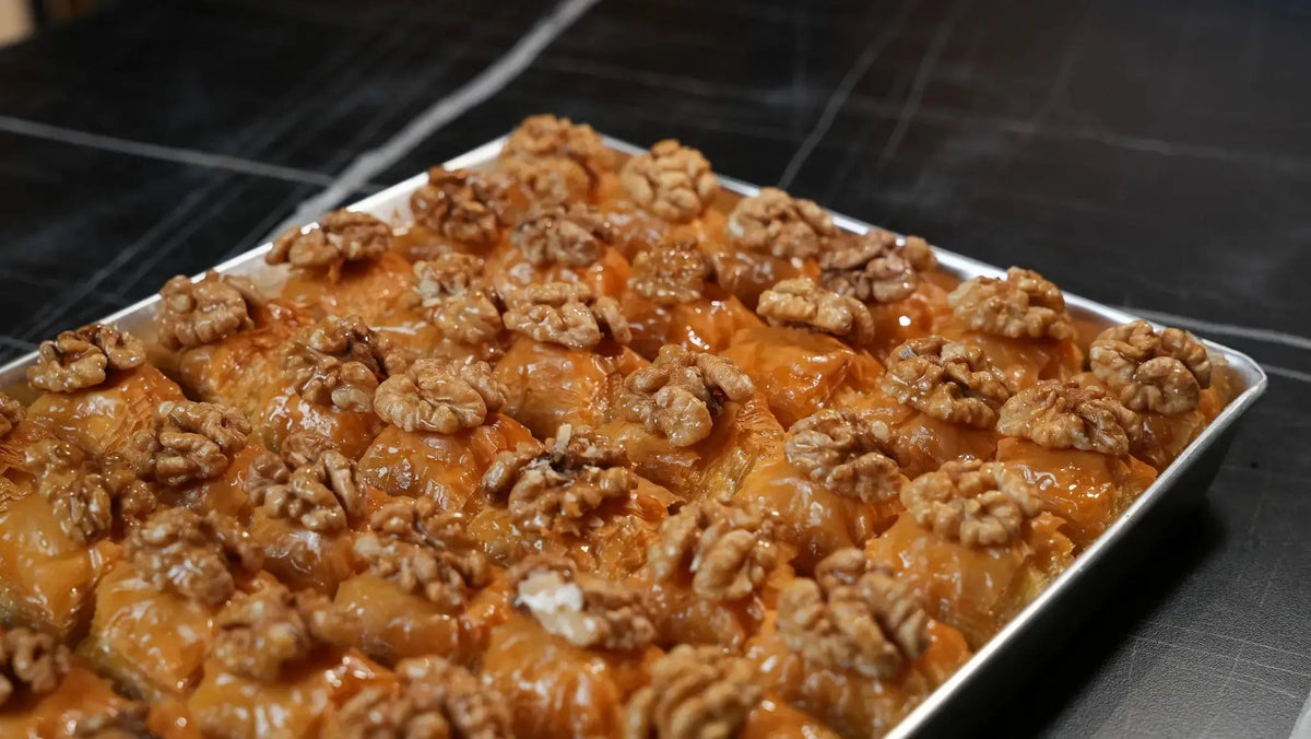 Kleines Walnuss Kuru Baklava Blech von Back-Lava – ca. 2000 g, knusprig gebacken mit aromatischen Walnüssen