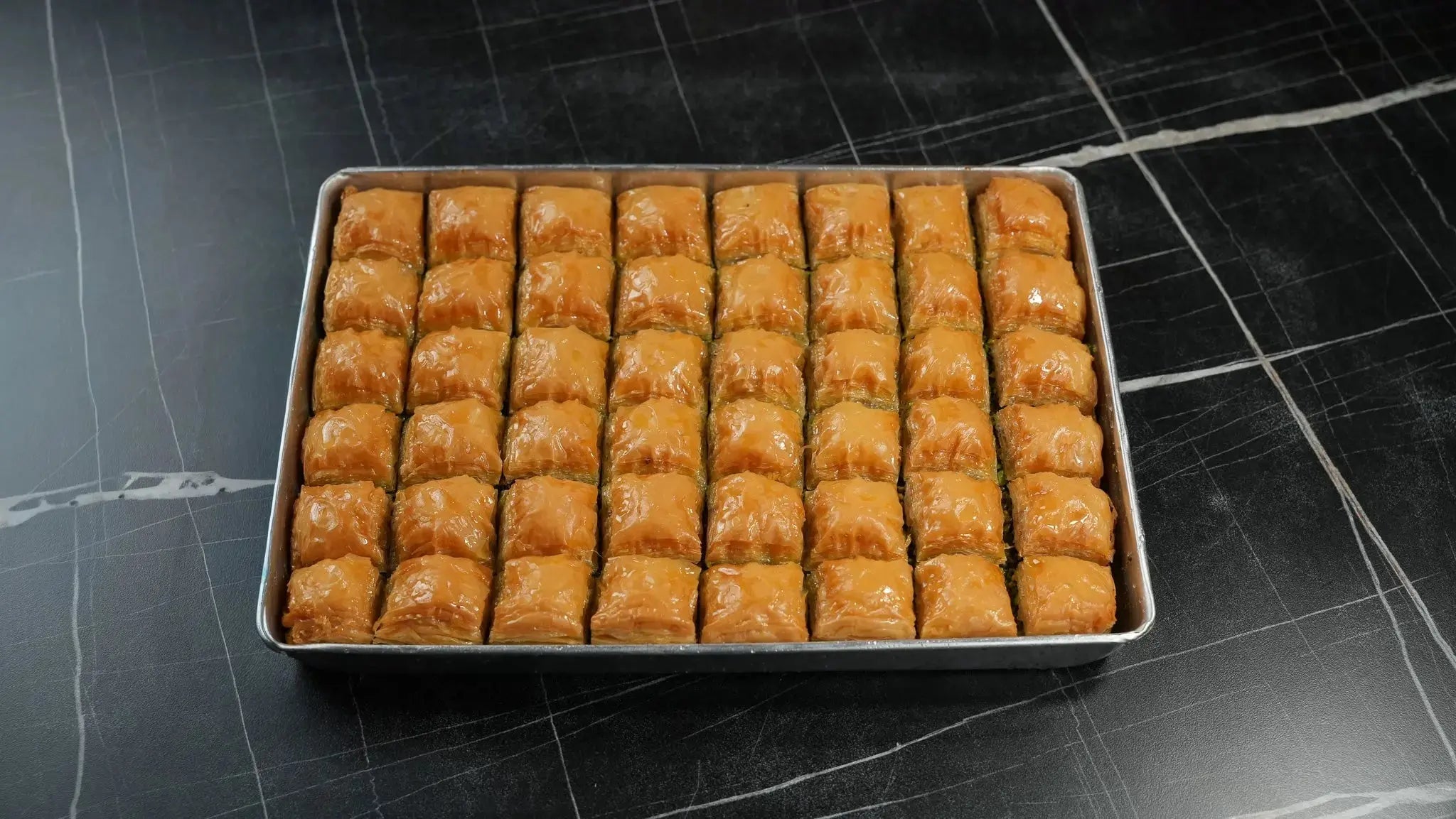 Kuru Baklava von Back-Lava – Detailaufnahme der knusprigen Textur und Pistazienfüllung