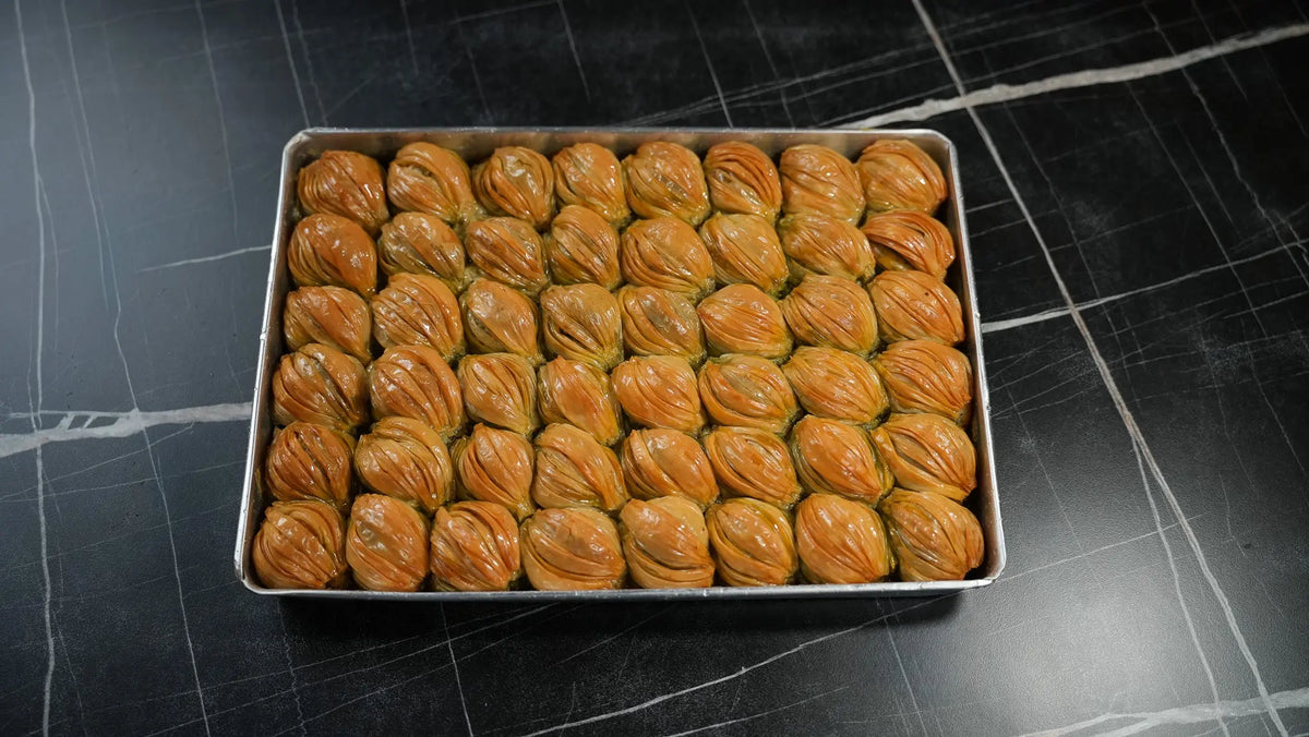 Midye Baklava von Back-Lava – Detailaufnahme der charakteristischen Muschelform und Pistazienfüllung