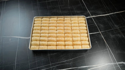 Summer Baklava mit Kokos von Back-Lava – Detailaufnahme der knusprigen Textur mit feinen Kokosraspeln