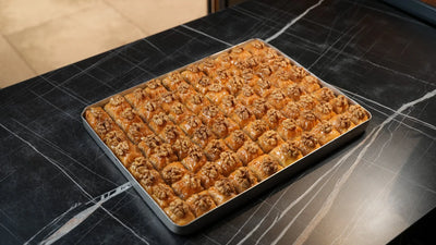 Walnuss Kuru Baklava von Back-Lava – Detailaufnahme der knusprigen Schichten und aromatischen Walnüsse